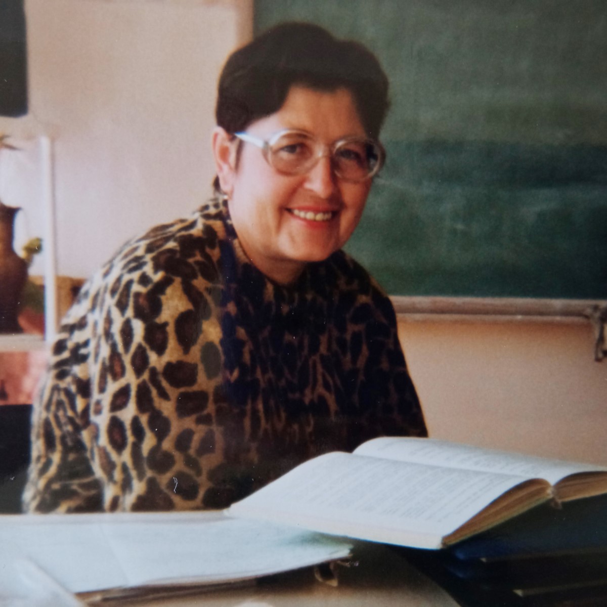 Дронь Марина Николаевна, учитель русского языка и литературы, отличник народного просвещения, ветеран труда