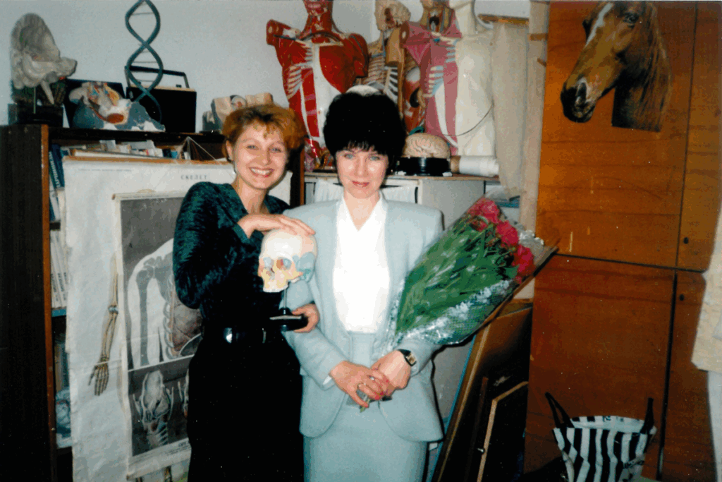 Жарикова Ирина Евгеньевна (справа) в лаборантской учителя химии