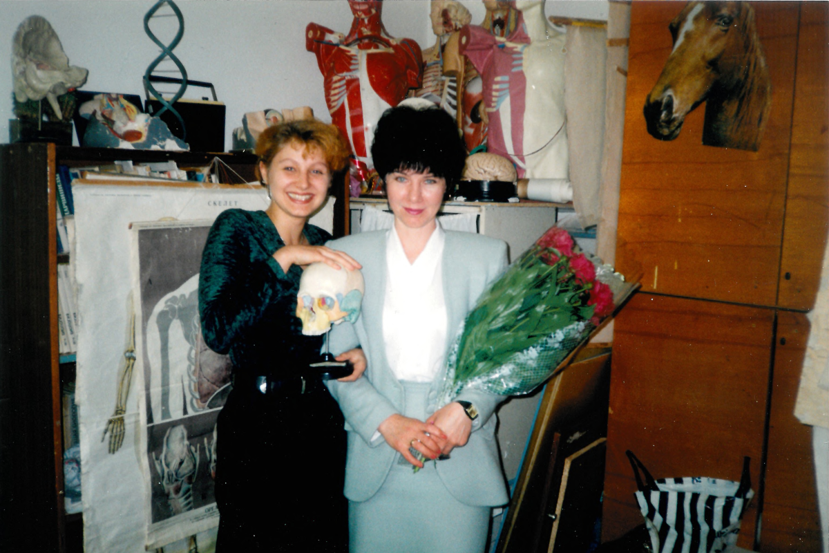 Жарикова Ирина Евгеньевна (справа) в лаборантской учителя химии